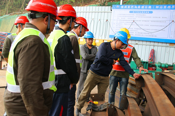 图一：召开进洞前现场会议，，，，，，，检查钢拱架.jpg